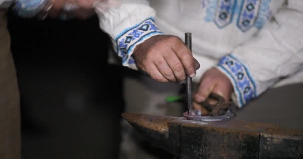 Ferreiro está usando martelo para forjar metal — Vídeo de Stock