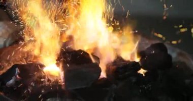 Demirci metal dövmek için çekiç kullanıyor.