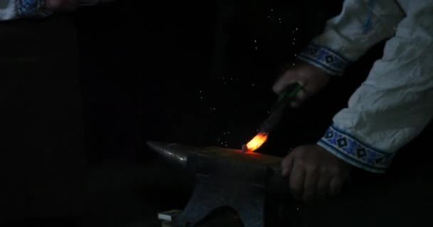 Коваль використовує молоток для кування металу — стокове відео