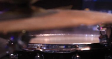 El davulcusu davul setinde müzik çalıyor konser sahnesi müzik grubu silueti sanat konseri performansı rock grubu müzikal ses davul ekipmanlarını sahne gereçlerini yakın çekim