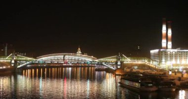 Moskova, Rusya-1 Mayıs 2019: Kremlin 'in arka planına karşı Moskova nehri üzerinde, bir tanesi tekerlekli vapur olarak stilize edilmiş modern turist tekneleri yüzer. Moskova, Rusya
