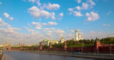 Moskova, Rusya-1 Mayıs 2019: Kremlin 'in arka planına karşı Moskova nehri üzerinde, bir tanesi tekerlekli vapur olarak stilize edilmiş modern turist tekneleri yüzer. Moskova, Rusya