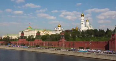 Moskova, Rusya-1 Mayıs 2019: Kremlin 'in arka planına karşı Moskova nehri üzerinde, bir tanesi tekerlekli vapur olarak stilize edilmiş modern turist tekneleri yüzer. Moskova, Rusya