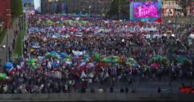 Moskova, Rusya - 1 Mayıs 2019: Turist gösterileri, 2019 yılında Moskova 'da Kremlin görüşü üzerinde çalışma tatili. Zaman çizelgeleri kırmızı kare.