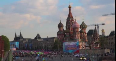 Moskova, Rusya - 1 Mayıs 2019: Turist gösterileri, 2019 yılında Moskova 'da Kremlin görüşü üzerinde çalışma tatili. Zaman çizelgeleri kırmızı kare.