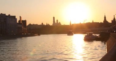 Moskova, Rusya-1 Mayıs 2019: Kremlin 'in arka planına karşı Moskova nehri üzerinde, bir tanesi tekerlekli vapur olarak stilize edilmiş modern turist tekneleri yüzer. Moskova, Rusya