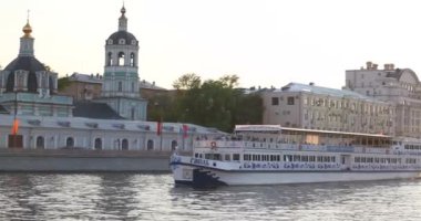 Moskova, Rusya-1 Mayıs 2019: Kremlin 'in arka planına karşı Moskova nehri üzerinde, bir tanesi tekerlekli vapur olarak stilize edilmiş modern turist tekneleri yüzer. Moskova, Rusya