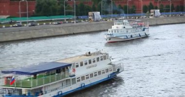 Moskova, Rusya-1 Mayıs 2019: Kremlin 'in arka planına karşı Moskova nehri üzerinde, bir tanesi tekerlekli vapur olarak stilize edilmiş modern turist tekneleri yüzer. Moskova, Rusya