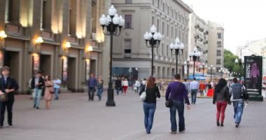 1 Mayıs 2019, Arbat Caddesi, Moskova, Rusya: Moskova 'daki eski Arbat Caddesi' nde yürüyen turistler