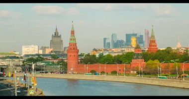 Moskova, Rusya-1 Mayıs 2019: Kremlin 'in arka planına karşı Moskova nehri üzerinde, bir tanesi tekerlekli vapur olarak stilize edilmiş modern turist tekneleri yüzer. Moskova, Rusya