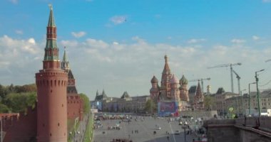 Moskova, Rusya - 1 Mayıs 2019: Turist gösterileri, 2019 yılında Moskova 'da Kremlin görüşü üzerinde çalışma tatili. Zaman çizelgeleri kırmızı kare.