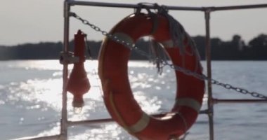 Moskova, Rusya-1 Mayıs 2019: Kremlin 'in arka planına karşı Moskova nehri üzerinde, bir tanesi tekerlekli vapur olarak stilize edilmiş modern turist tekneleri yüzer. Moskova, Rusya