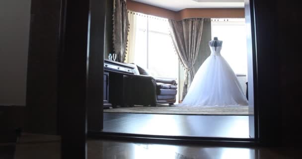 Svatební Šaty Figuríně Luxusním Sále Pohyb Kamery Krásné Šaty — Stock video