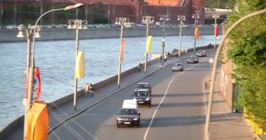 Moskova, Rusya-1 Mayıs 2019: Kremlin 'in arka planına karşı Moskova nehri üzerinde, bir tanesi tekerlekli vapur olarak stilize edilmiş modern turist tekneleri yüzer. Moskova, Rusya