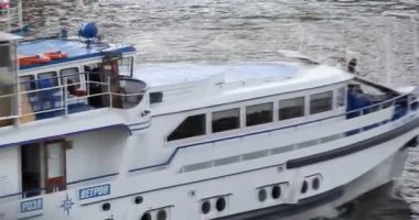 Moskova, Rusya-1 Mayıs 2019: Kremlin 'in arka planına karşı Moskova nehri üzerinde, bir tanesi tekerlekli vapur olarak stilize edilmiş modern turist tekneleri yüzer. Moskova, Rusya