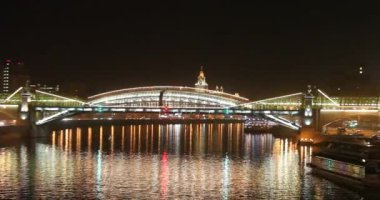 Moskova, Rusya-1 Mayıs 2019: Kremlin 'in arka planına karşı Moskova nehri üzerinde, bir tanesi tekerlekli vapur olarak stilize edilmiş modern turist tekneleri yüzer. Moskova, Rusya
