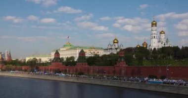 Moskova, Rusya - 1 Mayıs 2019: Turist gösterileri, 2019 yılında Moskova 'da Kremlin görüşü üzerinde çalışma tatili. Zaman çizelgeleri kırmızı kare.