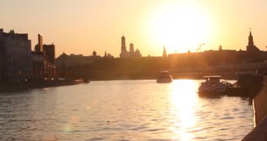 Moskova, Rusya-1 Mayıs 2019: Kremlin 'in arka planına karşı Moskova nehri üzerinde, bir tanesi tekerlekli vapur olarak stilize edilmiş modern turist tekneleri yüzer. Moskova, Rusya