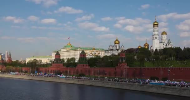 モスクワ ロシア 5月1 2019 観光客のデモンストレーション 2019の間のモスクワでのクレムリンの眺めでの労働の休日 タイムラムズレッドスクエア — ストック動画