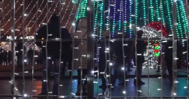 Ukrayna, Poltava, 25 Aralık 2019. Noel 'den önceki gece. Ana pazar meydanında duran parlak noel ağacı, kış tatilleri, insanların hoşuna gidiyor.