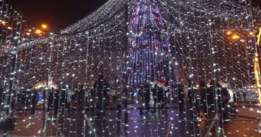 Ukrayna, Poltava, 25 Aralık 2019. Noel 'den önceki gece. Ana pazar meydanında duran parlak noel ağacı, kış tatilleri, insanların hoşuna gidiyor.