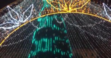 Ukrayna, Poltava, 25 Aralık 2019. Noel 'den önceki gece. Ana pazar meydanında duran parlak noel ağacı, kış tatilleri, insanların hoşuna gidiyor.