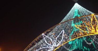 Ukrayna, Poltava, 25 Aralık 2019. Noel 'den önceki gece. Ana pazar meydanında duran parlak noel ağacı, kış tatilleri, insanların hoşuna gidiyor.