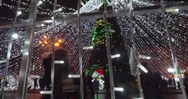 Ukrayna, Poltava, 25 Aralık 2019. Noel 'den önceki gece. Ana pazar meydanında duran parlak noel ağacı, kış tatilleri, insanların hoşuna gidiyor.