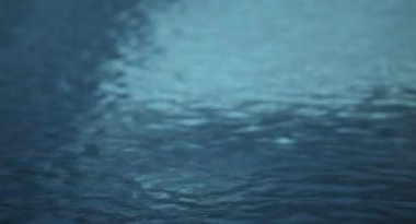 Su yüzeyi dokusu, yavaş çekim döngüsü temiz yüzme havuzu dalgaları ve dalgalar güneş ışığının yansıması deniz kenarındaki beyaz kum dokusu, güneş ışığı su döngüsü arka planı, 3D canlandırma animasyonu.