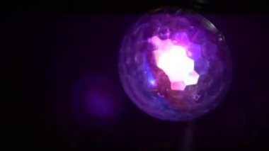 Çok pahalı bir avize şık bir restoran ya da konser salonunda. Lüks hayat kavramı. Video arka plan için uygundur