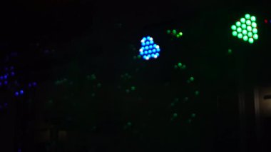 Çok pahalı bir avize şık bir restoran ya da konser salonunda. Lüks hayat kavramı. Video arka plan için uygundur