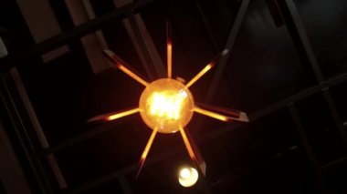 Çok pahalı bir avize şık bir restoran ya da konser salonunda. Lüks hayat kavramı. Video arka plan için uygundur