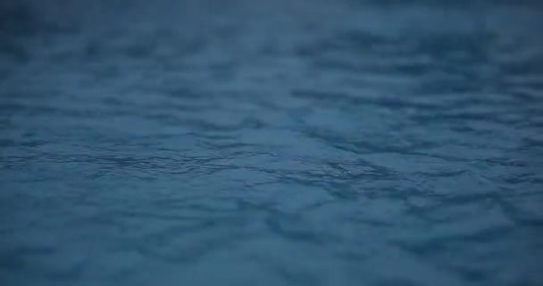 水下光线形成了由阳光构成的美丽的面纱 水下海浪随光线振荡和流动 — 图库视频影像