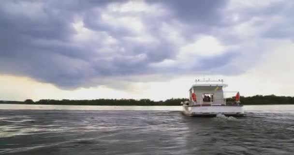 乌克兰 基辅海 从基辅海上的快艇或传统游艇上看风景 — 图库视频影像