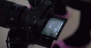 Bir dizi farklı video ekipmanı. Sahne arkası çekim stüdyosunda..