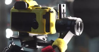 Bir dizi farklı video ekipmanı. Sahne arkası çekim stüdyosunda..