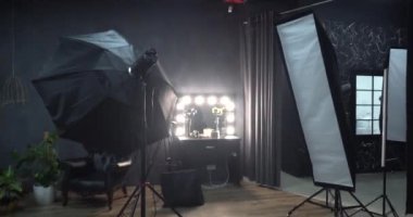 Bir dizi farklı video ekipmanı. Sahne arkası çekim stüdyosunda..