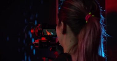 Bir dizi farklı video ekipmanı. Sahne arkası çekim stüdyosunda..