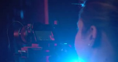 Bir dizi farklı video ekipmanı. Sahne arkası çekim stüdyosunda..