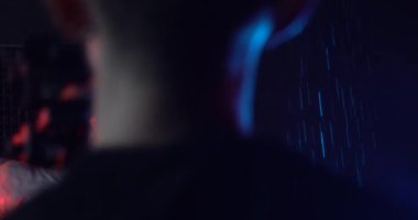 Bir dizi farklı video ekipmanı. Sahne arkası çekim stüdyosunda..