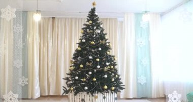 Beyaz Oda Noel ve yeni yıl iç dekorasyonu ile. Yeşil ağaçlı oyuncak ve yanıp sönen garland ile dekore edilmiş