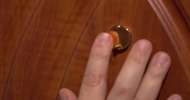 Homem Olhando Através Porta Peephole Close Vista — Vídeo de Stock