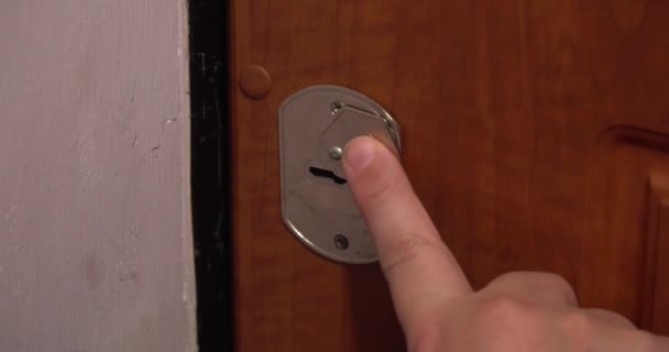 Мужчина Отпирает Дверь Дома Ключом Входит Медленно — стоковое видео