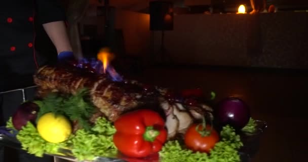 Deliciosos Bifes Carne Suculentos Cozinhando Grelha Chamas Velho Primo Raro — Vídeo de Stock