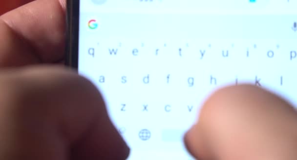 一个男人用智能手机写一条短信 男人在家里用手机发短信 在手机上输入短信 屏幕模糊不清 后续行动 — 图库视频影像