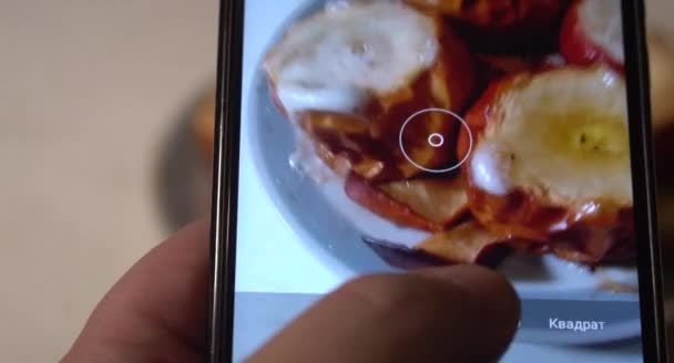 Egy Fiatalember Ebédet Fényképez Étteremben Telefonjával Egy Fiatalember Süteményeket Fotózott — Stock videók