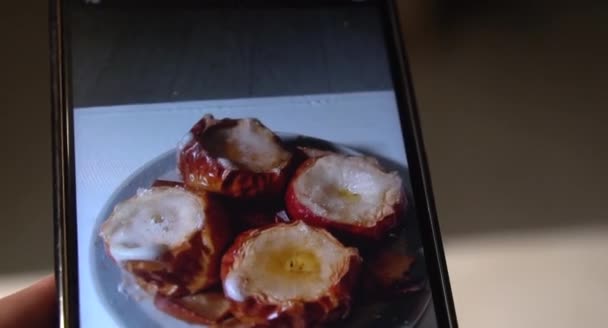 Egy fiatalember ebédet fényképez az étteremben a telefonjával. Egy fiatalember süteményeket fotózott okostelefonon, ételt fényképezett mobilkamerával.. — Stock videók