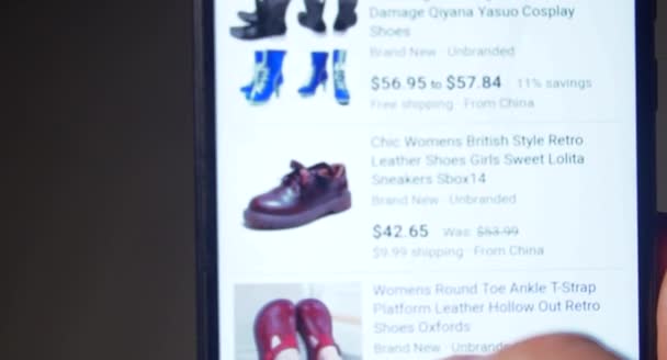 Shopping en ligne à l'aide de l'application smartphone et choisir des chaussures — Video