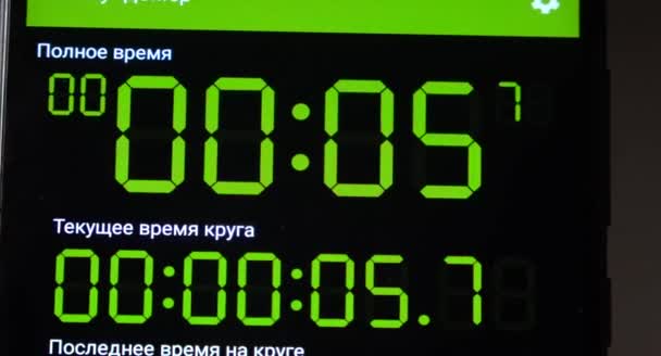 Digitaluhr auf Smartphone-Bildschirm. — Stockvideo