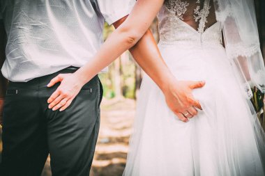 Dostluk ve sevgi erkek ve kadın kavramı ateş: sun ray ve doğa üzerinde iki eller